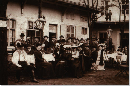 Skupina umělců na nádvoří Besedy v Hodoníně při příležitosti výstavy v r.1907