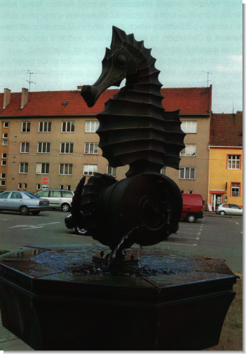Mořský koník, kašna v Bučovicích, bronz a pískovec, v.385 cm